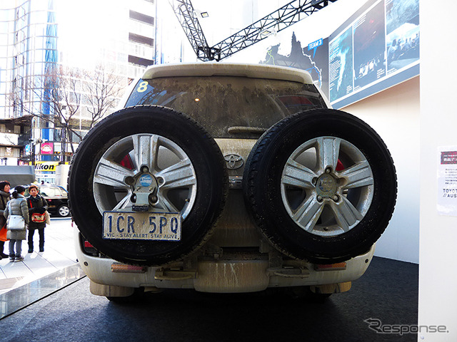 東京・銀座のソニービル前に展示された、泥だらけのランクル（オーストラリア仕様）。TOYOTA NEXT ONE の一環である「豪州大陸走破プロジェクト」で豪州を駆け抜けた1台