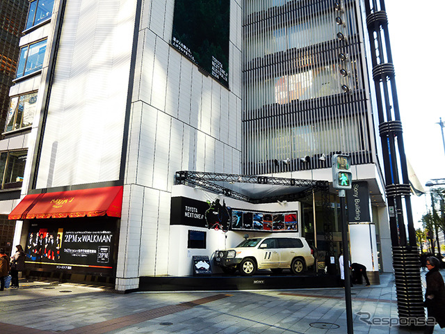 東京・銀座のソニービル前に展示された、泥だらけのランクル(オーストラリア仕様)。TOYOTA NEXT ONE の一環である「豪州大陸走破プロジェクト」で豪州を駆け抜けた1台