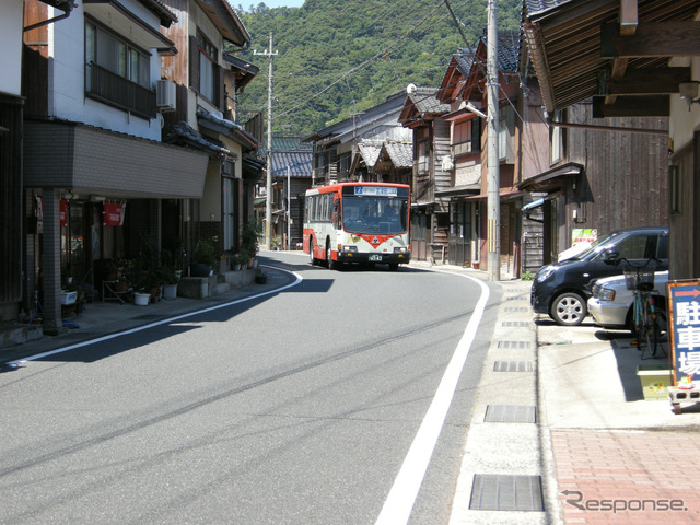 ウィラー・トレインズは地域の交通をシームレスにつなぐ「高次元交通ネットワーク」の実現を目指すとしている。写真は北近畿タンゴ鉄道の沿線を走るバス(丹後海陸交通)