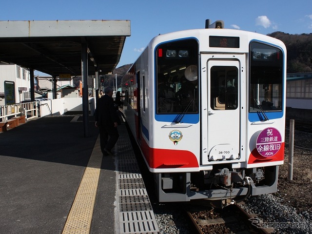 三陸鉄道は3月14日にダイヤ改正を実施する。写真は釜石駅で発車を待つ南リアス線の列車。