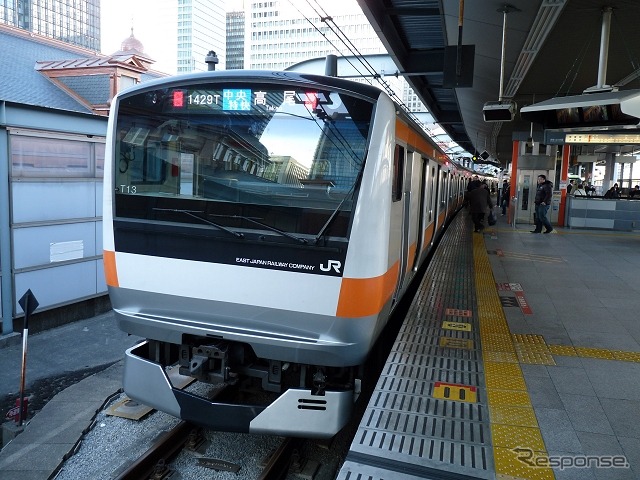 東京駅に停車中の中央快速線のE233系。12両編成化に伴い駅の改良工事などが行われる。