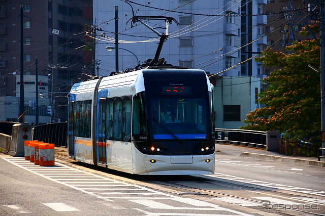 富山ライトレールは3月14日の北陸新幹線延伸開業にあわせ、終列車の繰り下げを実施。新幹線の下り最終『はくたか』からの接続を受けるようにうる。