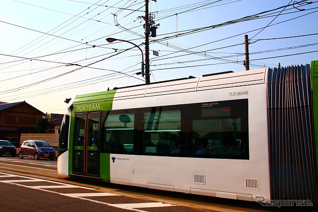 富山ライトレールは3月14日の北陸新幹線延伸開業にあわせ、終列車の繰り下げを実施。新幹線の下り最終『はくたか』からの接続を受けるようにうる。