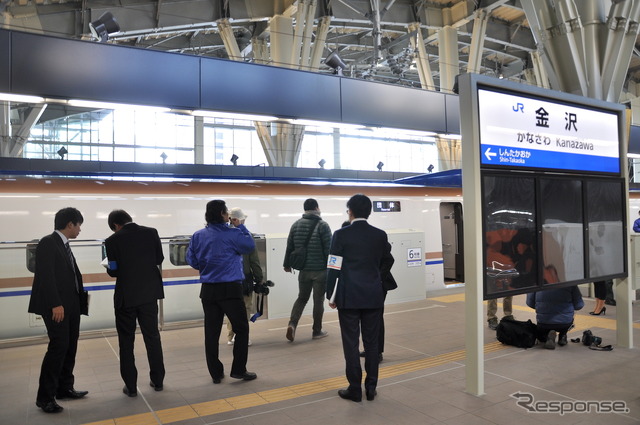 新幹線金沢駅のホームに停車中のW7系と関係者ら