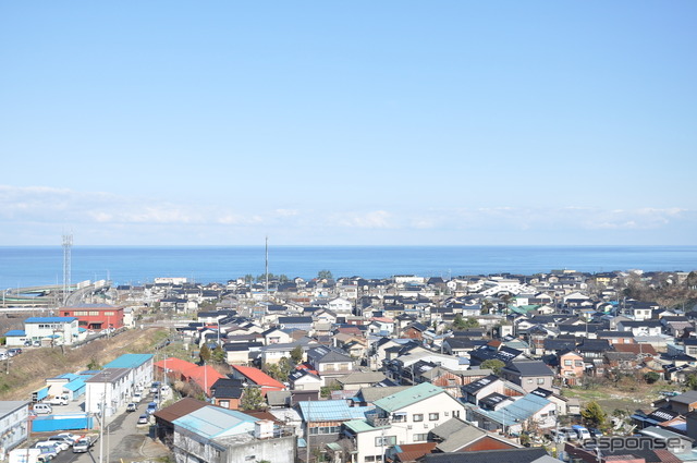 糸魚川付近では左側の車窓に日本海が広がる