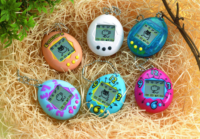 最新型で初代「たまごっち」が復活!1996年に戻れる「TAMAGOTCHI 4U」用カード&カバーが本日13時より予約開始