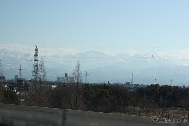 進行方向右側の車窓には冠雪した立山連峰が広がった