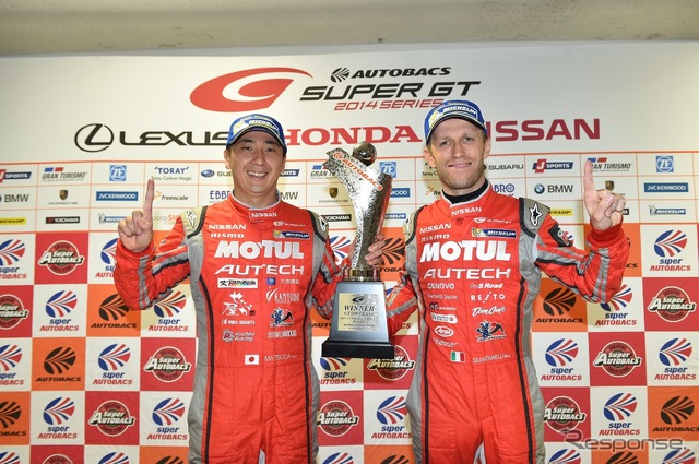2014年、松田はSUPER GTのGT500クラスで自身初タイトルを獲得した(右は僚友のロニー・クインタレッリ)。