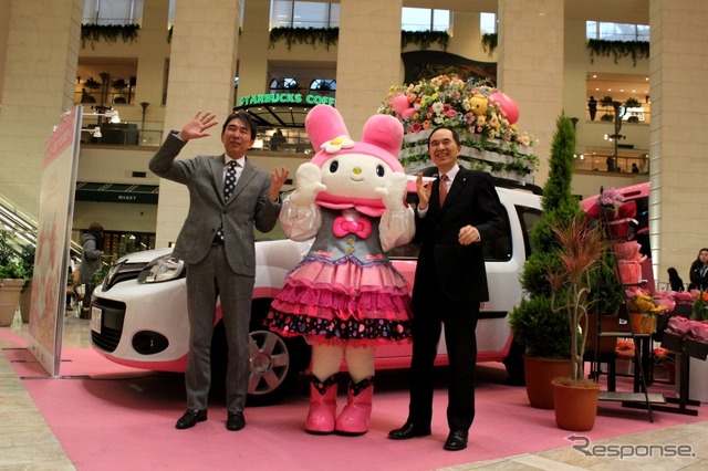 左からサンリオ取締役ライセンス事業本部長の下村陽一郎氏、マイメロディ、そして、ルノー・ジャポン大極司社長