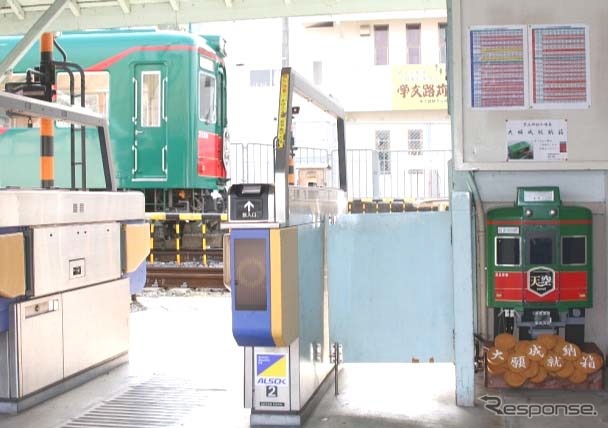 学文路駅の改札脇にある「納箱」（右）。同駅の入場券セットに付いてくる「すべらない砂」の返納用として5月末まで設置される。