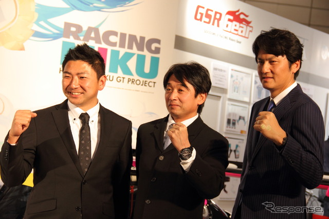 連覇を目指す片岡龍也(左)、片山右京監督(中央)、谷口信輝(右)