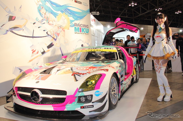 ワンフェス会場で発表されたレーシングミクサポーターズ2015のコスチューム