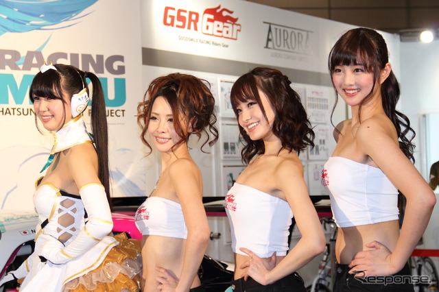 レーシングミクサポーターズ2015(左から荒井つかささん、山村ケレールさん、水谷望愛さん、熊江琉唯さん)