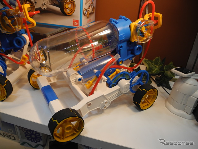 イーケイジャパンが販売する空気で動くおもちゃ「エアエンジンカー」