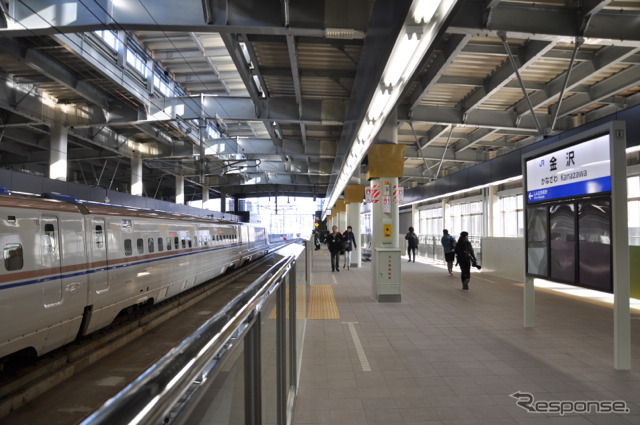 W7系が停車する新幹線金沢駅ホーム。日常的な光景になる日はもうすぐだ