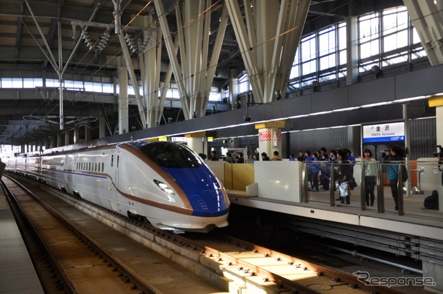 金沢駅12番線に入線するW7系。列車が入線することで「加賀五彩」が完成するのだという