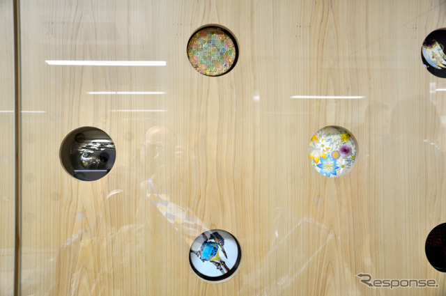 待合室の壁には小さな丸穴があり、この中に九谷焼や輪島塗など地元の工芸品が展示されている