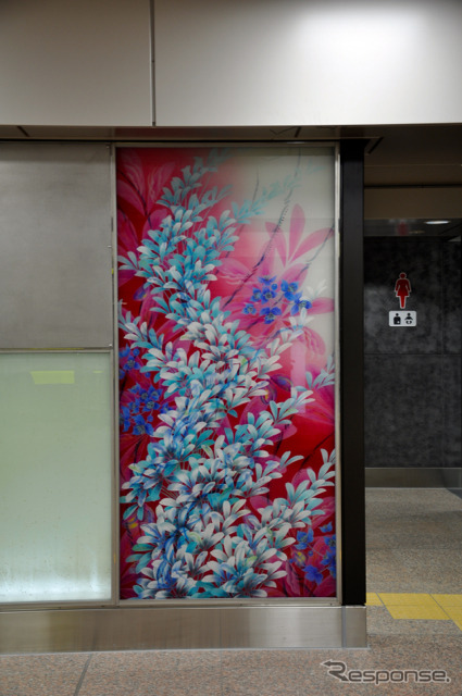 中2階の壁を飾る加賀友禅。アケビを通じて四季の移ろいを表現している