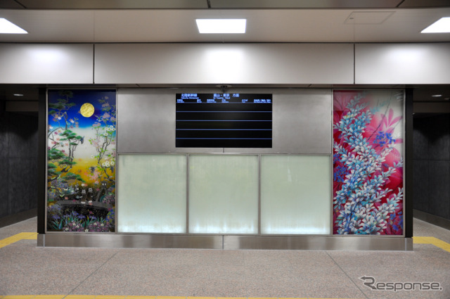 中2階の壁を飾る加賀友禅。中央の発車案内ディスプレイ下には和紙をあしらっている