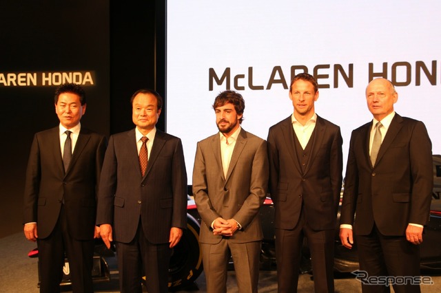 左から、ホンダF1プロジェクト総責任者の新井康久氏、ホンダ 伊東孝紳社長、フェルナンド・アロンソ、ジェンソン・バトン、マクラーレン・テクノロジー・グループのロン・デニスCEO