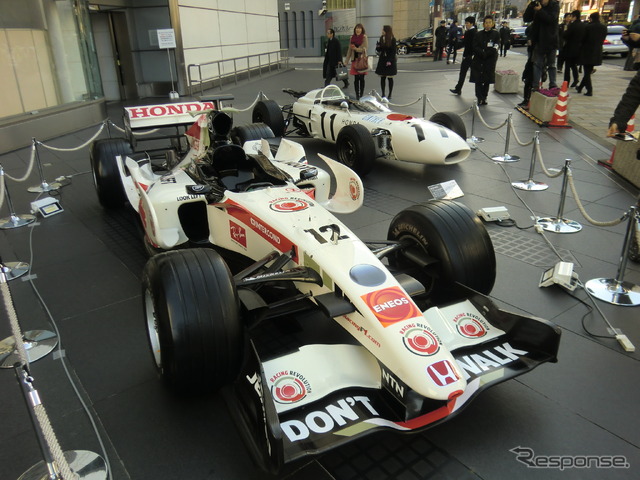 バトンがF1初優勝した時のマシン、ホンダRA106(2006年)もホンダ本社前に展示された(手前)。