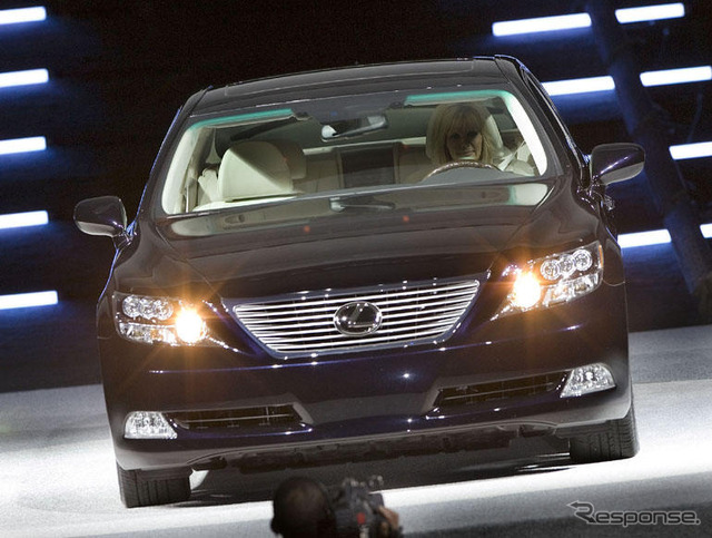 【ニューヨークモーターショー06】レクサス LS600hL、登場