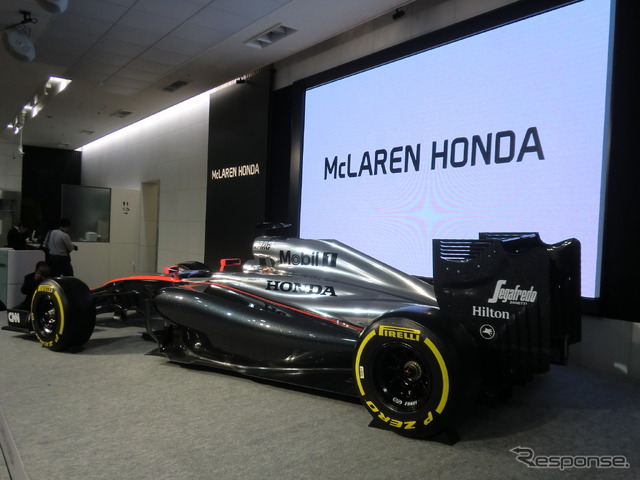 10日、青山のホンダ本社での会見の際に展示された、今季型マクラーレンMP4-30・ホンダ(ショーカー仕様)。
