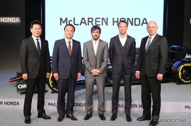 2月10日の会見。左からホンダの新井氏、伊東社長、アロンソ、バトン、マクラーレンのロン・デニス氏。
