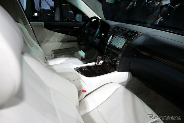 【ニューヨークモーターショー06】レクサス LS600hL は四輪駆動