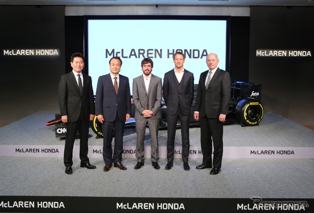10日の会見において。左からホンダの新井氏、伊東社長、アロンソ、バトン、マクラーレンのロン・デニス氏。