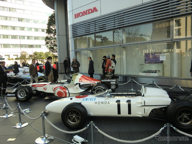 会見日、ホンダ本社前には過去のホンダF1のマシン群が展示された。
