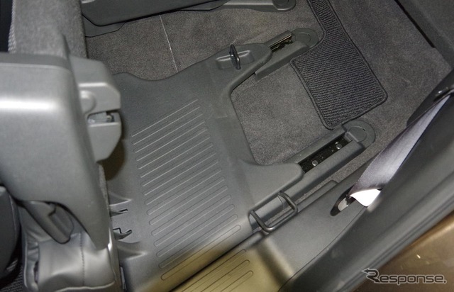 「Vスライド機構」のシートレール