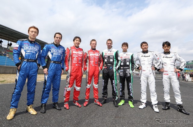 2014年の日産GT500ドライバーたち(開幕戦時)。今季も基本的には同様のラインナップとなった。左から安田、オリベイラ、松田、クインタレッリ、クルム、佐々木、本山、柳田。