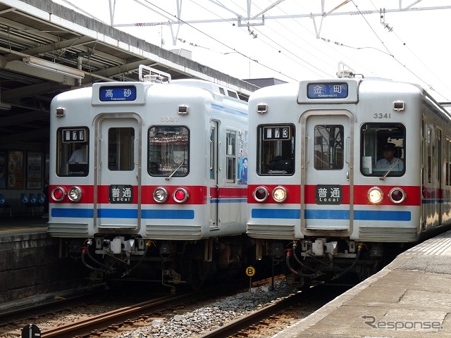 京成金町線の柴又駅で発車を待つ3300形（2011年）。