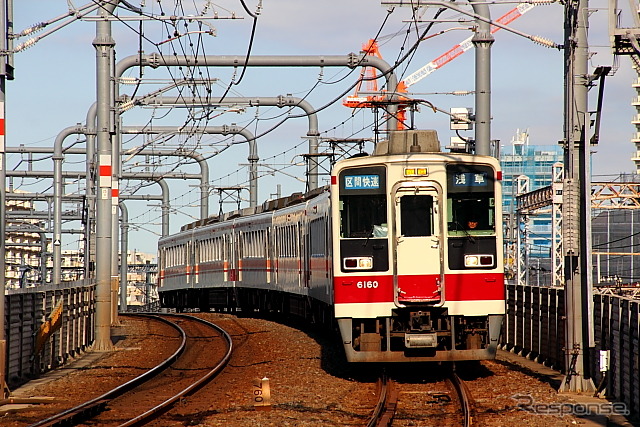 臨時快速で使われる6050系電車。写真は6両編成だが、臨時快速は4両編成で運行される。