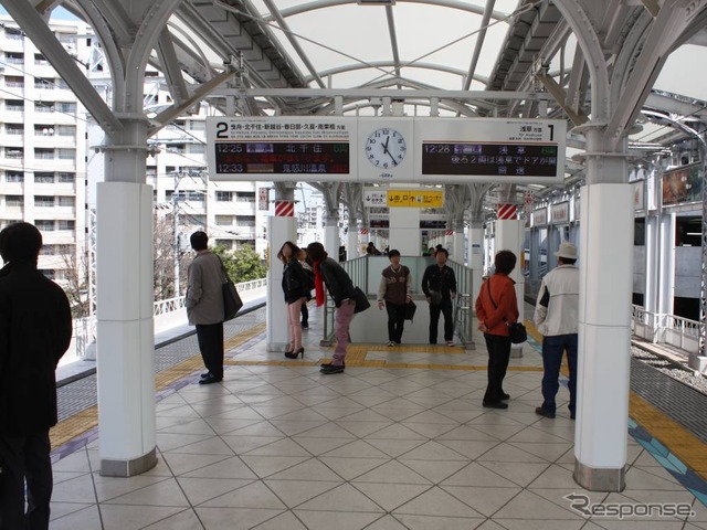 とうきょうスカイツリー駅のホーム。北陸新幹線『かがやき』と臨時快速を利用すると、金沢～とうきょうスカイツリー間を3時間33分で移動できる。