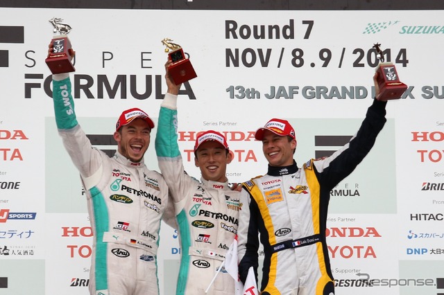 昨年の鈴鹿サーキットでのSF最終戦、第2レースの表彰台。中嶋一貴(中央)がチャンピオンを獲得した。