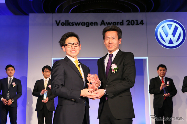 新車販売部門で年間最優秀賞となった根本欣司郎氏（右）とVGJ庄司茂社長