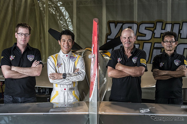 Team Muroya31のメンバー。左よりレース・アナリストのベンジャミン・フリーラブ、 パイロットの室屋義秀、チーム・コーディネーターのロバート・フライ、テクニシャンの西村隆