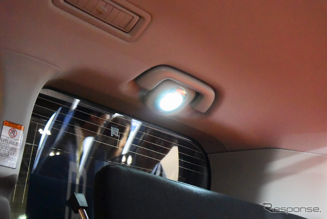 トヨタ エスクァイア 車中泊仕様(キャンピングカーショー15)