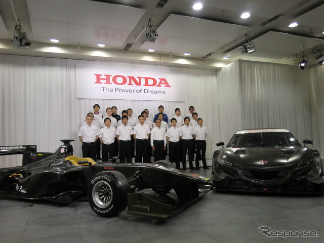 2015年の国内トップカテゴリーを戦うホンダ勢のドライバーたち。手前左はSF14・ホンダ、右はNSX CONCEPT-GT。