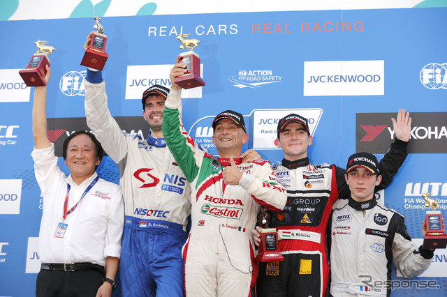 ホンダでWTCCを戦うタルクィーニ(中央)とミケリス(右から2人目)。