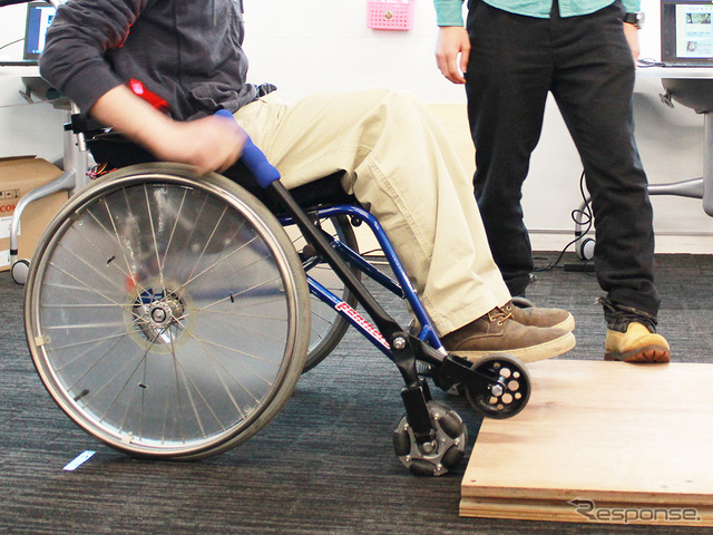 芝浦工業大学の学生チームが企業と開発した、6輪機構搭載の車いす