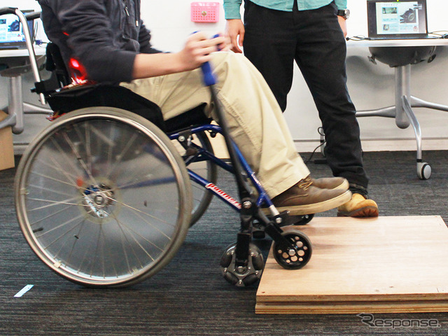 芝浦工業大学の学生チームが企業と開発した、6輪機構搭載の車いす