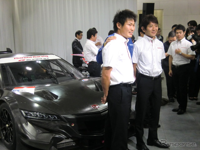 GT500の#17 REAL RACINGは塚越(手前)と武藤(その右)のコンビに(右奥は#100の山本)。