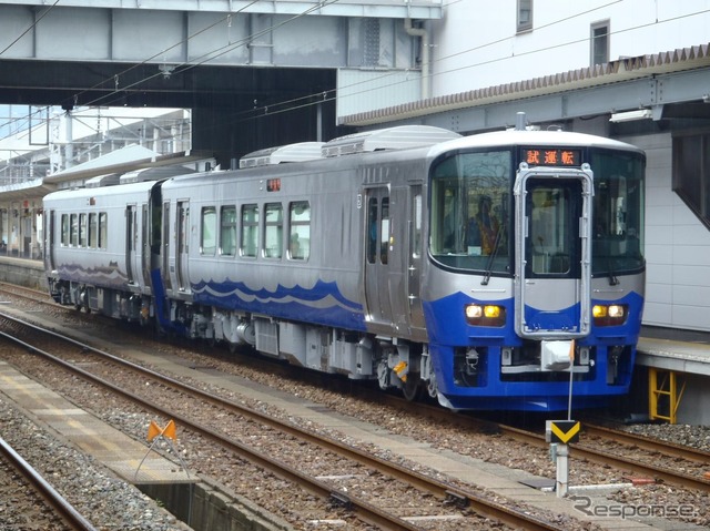 えちごトキめき鉄道は開業記念の入場券セットやフリー切符を発売する。写真は日本海ひすいラインに導入されるET122形気動車。