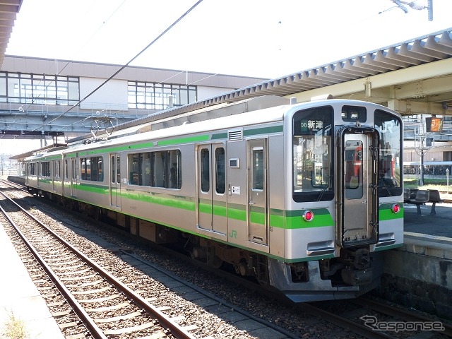 えちごトキめき鉄道は開業記念の入場券セットやフリー切符を発売する。写真はJR東日本のE127系電車。同社から譲り受けて妙高はねうまラインに投入する。