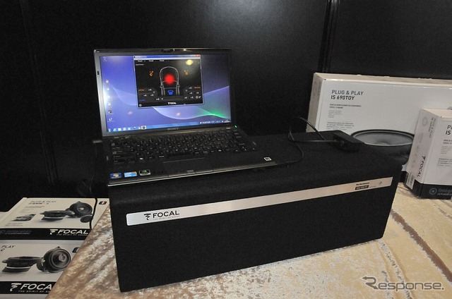 写真は純正オーディオや社外オーディオ等に対応するフォーカル製ウーファー。PCをつなぐことで音場のセッティングが可能