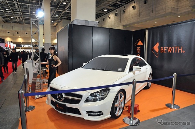 ブースにはビーウィズのオフィシャルデモカー1台(メルセデス・ベンツ CLS350)、全国の販売店が製作したビーウィズ製品搭載デモカー4台(トヨタ ヴォクシー、レクサス IS300h Fスポーツ、メルセデス・ベンツ S400ハイブリッド、アウディ A5)も展示
