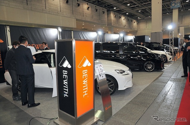 ブースにはビーウィズのオフィシャルデモカー1台(メルセデス・ベンツ CLS350)、全国の販売店が製作したビーウィズ製品搭載デモカー4台(トヨタ ヴォクシー、レクサス IS300h Fスポーツ、メルセデス・ベンツ S400ハイブリッド、アウディ A5)も展示